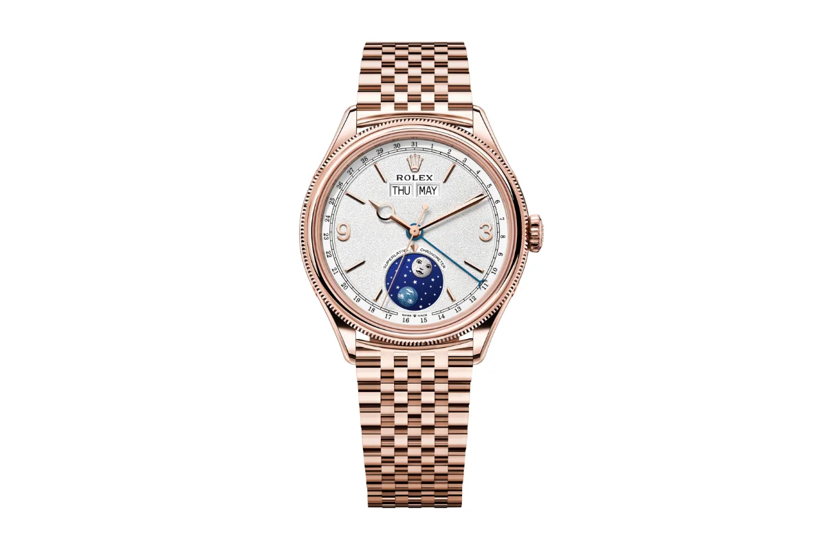 Perpetual Padellone in Everose gold on the Settimo bracelet, M53505-0003. Photo: <a href="https://www.hodinkee.com/">Hodinkee</a>.