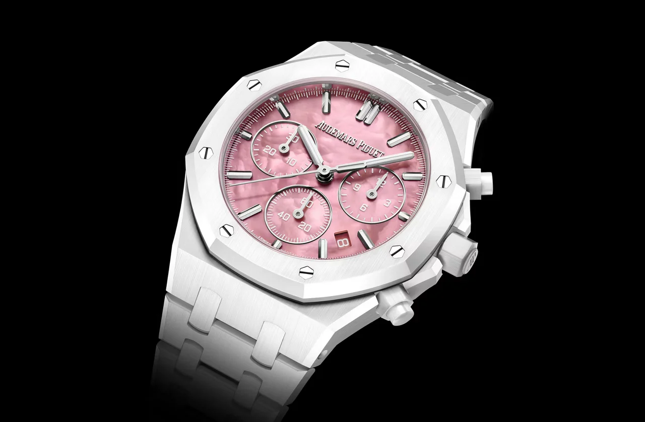 A closer look at the white ceramic and pink dial treatment.